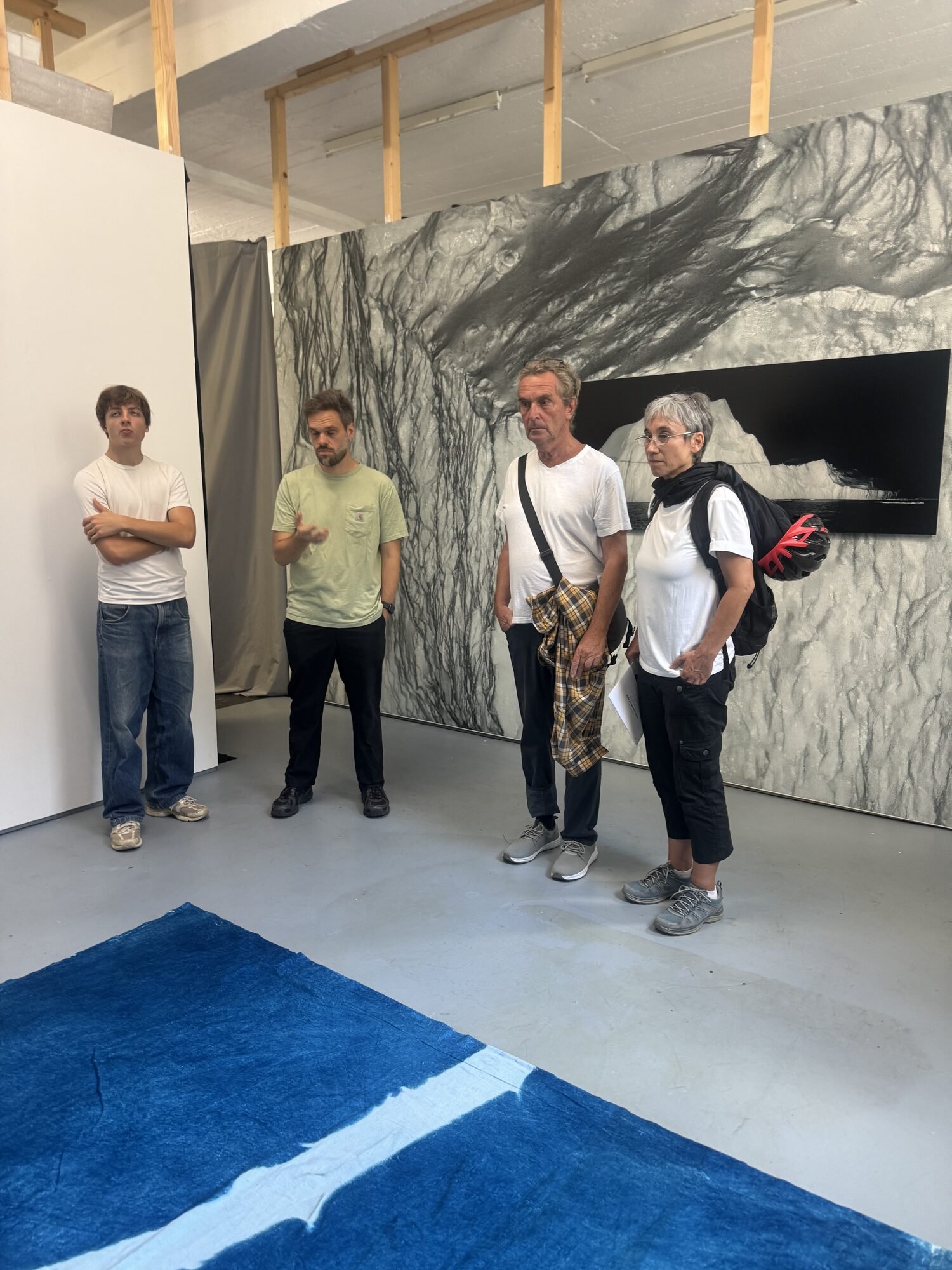 Ausstellungsansicht mit Besucher:innen