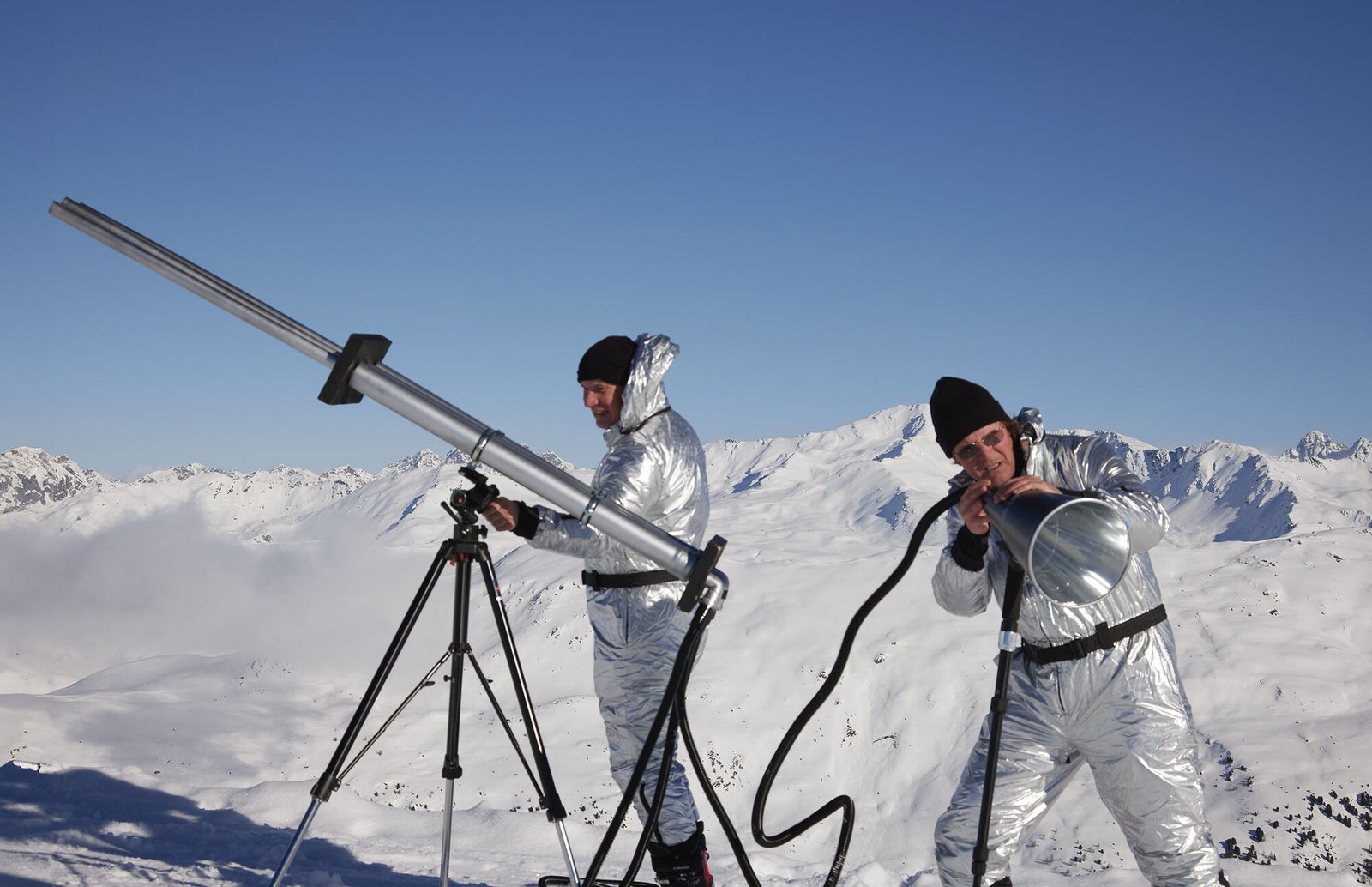 Die Künstler mit dem Orgone Device oberhalb von Davos, Januar 2024